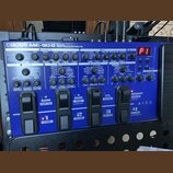 Modrý efektový procesor s nápisem BOSS ME-90B BASS MULTIPLE EFFECTS. Zařízení obsahuje numerous ovládací knofíky, přepínače a čtyři stupněbarevné ped…