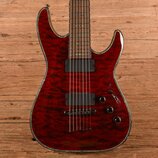 Tělo elektrické kytary s červeným plamenovitým javorovým topem a tmavě červeným lemováním. Nástroj má dva černé humbuckery, tři černé oválné knofíky…