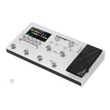 Bílý kytarový procesor s černým expresním pedálem. Na horní straně je barevný displej, několik ovládacích knoflíků a nápisy NUX MG-50Li MODELLING PRO…