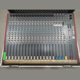 Šedý mixážní pult značky ALLEN & HEATH, model ZED 22FX. Zařízení je umístěno v transportním kufru a má řadu vstupních kanálů s posuvníky a ovládacími…