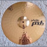 Zlatý kovový činel s povrchem s jemnými kladenými důlky. Na pravé straně je černý nápis pAiste pst8 18" ROCK CRASH. Povrch je v dobrém stavu bez vidi…