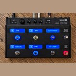 Černý kytarový efektový pedál s nápisem LINE 6 a H X EFFECTS. Zařízení má dvě řady tlačítek s modře podsvícenými nápisy: Solo, BASS, Synth Strings, A…