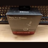 Černá kartonová krabice s nápisy Porta Pro Wireless a On-Ear Headphones. Na horní části je zrcadlově otočené logo KOSS a v dolní červené části nápis…