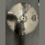 Kovový činel s výrazným kovaným povrchem (hammered). Na pravé straně je černý nápis Paiste 2002 TRADE MARK. V dolní části je uveden text TOP BIG BEAT…