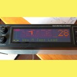 Detailní pohled na černý elektronický přístroj s nápisem MULTI SPECTRAL LCD DISPLAY. Displej zobrazuje červené a zelené texty a grafy, včetně nápisů…