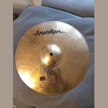 Kovový činel zlaté barvy s viditelným broušením povrchu. V horní části je černý nápis Anatolian a v dolní části nápis ULTIMATE s doplňkem 14"/35 cm R…