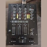 Černý DJ mixér s nápisem RMX-30 a logem RELOOP. Zařízení má tři kanály s ovládacími knoflíky pro GAIN, HIGH, MID a LOW, tři vertikální faderové posuv…