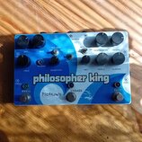 Modrý efekt pedál s bílým nápisem philosopher king a logem PICTRONIX. Zařízení obsahuje osm černých otočných potenciometrů, tři přepínače a dva stoup…