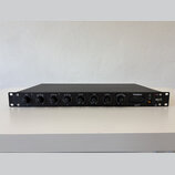 Černý rackový procesor s nápisem Vitalizer a logem spl. Přední panel obsahuje osm otočných ovladačů s popisky DRIVE, BASS SOUND, BASS COMP, MID-HI TU…