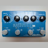Modrý efekt pedál s nápisem FLASHBACK X4 a logem tc electronic. Na horní straně se nachází pět černých otočných ovladačů s popisky TONEPRINT, DELAY T…