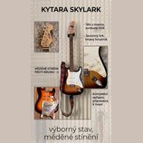 Elektrická kytara s tělem v sunburst provedení, bílým pickguardem a tmavým hmatníkem. Na hlavě krku je nápis SKYLARK. Kolaž obsahuje detailní snímky…