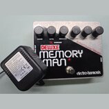 Kytarový efekt v kovovém šasi s černým povrchem a stříbrnými okraji. Na přední straně je bílý nápis DELUXE MEMORY MAN a v pravém dolním rohu logo ele…