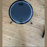 Černý buben s bílým lemováním, umístěný na stojanu. Na horní straně je nápis TORNADO a ve spodní části logo s textem UC CLEAR HEAD MADE IN TAIWAN. Po…
