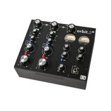 Černý mixážní pult s nápisem orbit.2 LE. Zařízení obsahuje několik otočných ovladačů, dva analogové VU metry a dvě červené kontrolky s nápisem Cue. V…