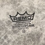 Detailní záběr na bílou bubnovou blánu s mramorovým vzorem. Uprostřed je černý nápis REMO v koruně a text WEATHERKING, FIBERSKYN 3 FA, POWERSTROKE 3…