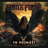 Digitální grafika zobrazující ženu s velkými černými křídly sedící v zničené, hořící krajině. V horní části je stylizovaný nápis MORTE FORTE a v doln…