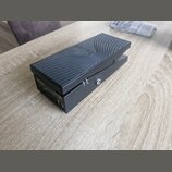 Černý obdélníkový přístroj s vodorovně žebrovaným horním krytem. Na vrchu je vyražený nápis BOSS, na boční straně je vidět označení CTL 1-2 a nápis P…