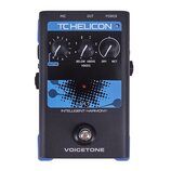 Černý efektový pedál s modrými prvky a nápisem TC HELICON. Na horní straně jsou tři otočné ovladače s popisky GUITAR (označení A až G), VOICES (BELOW…