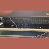 Zadní strana černého rackového audio zařízení s mnoha konektory. Na panelu jsou viditelné nápisy „INPUT 23“ až „INPUT 8“, „INSERT I/O“ a „STEREO OUT…