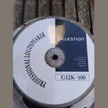 Zadní strana reproduktoru s bílým a tmavě modrým povrchem. Je na ní nápis PROFESSIONAL LOUDSPEAKER a značka CELESTION s označením modelu G12K-100. V…