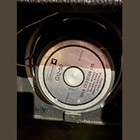 Fotografie zachycuje zadní stranu reproduktoru s kovovým magnetem. Na středovém štítku je uveden název Celestion G12-50 a impedance 8 ohms. Kolem stř…
