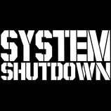 Černobílý obrázek s textem v bílé barvě. V horní části je napsáno SYSTEM a v dolní části SHUTDOWN. Písmo je stylizované, hranaté a tvořené silnými li…