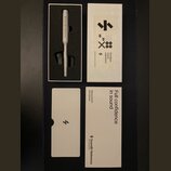 Fotografie zobrazuje stříbrný měřicí mikrofon v originálním bílém balení s doprovodnými dokumenty. Na těle mikrofonu je nápis SoundID Reference s log…