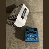 Modrý efekt pedál s nápisy „Ola“, „Chorus & Vibrato“ a logem „strymon“. Na horní části jsou tři černé ovládací knoflíky s popisky „SPEED“, „DEPTH“ a…