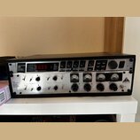 Černý rackový procesor s kovovým předním panelem. V horní části je nápis VIRTUALIZER VD a logo Behringer, v dolní části nápisy TUBE ULTRAGAIN a VINTA…