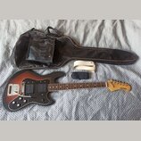 Elektrická kytara s červeně-žlutým sunburst povrchem, černým pickguardem a hnědým hmatníkem. Na hlavě je nápis GALAXIE. Kytara má jeden humbucker, je…