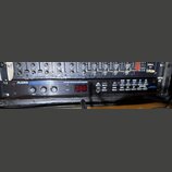 Černý rackový efektový procesor s nápisem ALESIS MIDIVERB III a doplňkem 16 BIT SIMU. TANDEM MULTI EFFECTS PROCESSOR. Zařízení má tři otočné ovladače…