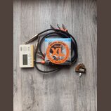 Sada příslušenství složená z bílého ladičky KORG CA-2, balení strun D'Addario XL EXL110 NICKEL WOUND 10-46, černého kabelu s několika konektory a mal…