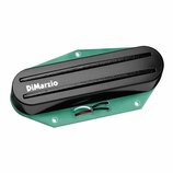 Černý humbucker s nápisem DiMarzio na krytu. Snímač je umístěn na světle zeleném plastovém rámečku s otvory pro šrouby. Z spodní strany vedou čtyři p…
