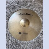 Zlatý kovový činel s viditelným broušením. Na horní části je nápis Anatolian a ve spodní části logo ULTIMATE s doplňujícím textem 22" 55cm Power Ride…