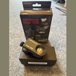 Černý akustický trigger na černém krabici a vedle originálního obalu. Na zařízení i obalu je bílé logo Roland a nápis Dual TRIGGER RT-30HR. Obal obsa…
