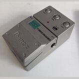 Stříbrný efekt pedál s kovovým šasi. Na horní části je nápis Ibanez, zelený štítek s označením TS7 a černý nápis TUBESCREAMER. Ovládací panel obsahuj…