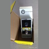 Kytarový efekt v šedém kovovém krytu s černým předním panelem, umístěný v kartonové krabici. Na panelu je nápis LPB-1, LINEAR POWER BOOSTER a BOOST,…