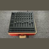 Černý MIDI kontrolér s nápisem LAUNCHCONTROL XL. Horní část obsahuje mřížku šesti řad s otočnými knoflíky, pod nimi je osm posuvníků a v dolní části…