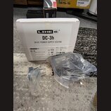 Bílá krabice s nápisy LINE 6, DC-3h a 9V DC POWER SUPPLY (EU/UK). Před krabicí je v plastovém obalu černý síťový adaptér a přívodní kabel. Na štítku…