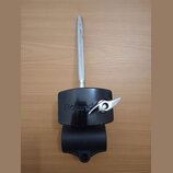 Černý kovový držák s připevněnou stříbrnou kovovou tyčí. Na černé části je svisle napsaný bílý nápis Roland. Povrch černého plastu vykazuje drobné šk…