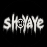 Černobílý obrázek s bílým nápisem v graffiti stylu, který vypadá jako stříkaný sprejem s tekoucími kapkami. Nápis zní „SHOYAYE“, přičemž místo písmen…