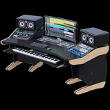 Černý studiový stůl s dřevěnými okraji a nohama, na kterém je umístěno studio vybavení. Na stole stojí dva černé studiové monitory značky JBL, široký…