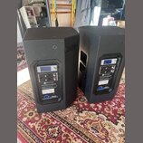 Dvě černé aktivní reproduktory s texturovaným povrchem. Na zadním panelu obou kusů je vidět nápis Electro-Voice a model ETX Powered Loudspeaker. Jsou…