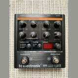 Černý kytarový efekt s nápisem tc electronic a modelem NDR-1 NOVA DRIVE ANALOG OVERDRIVE + DISTORTION. Zařízení má osm otočných knoflíků s popisky ov…