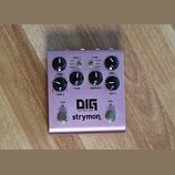 Fialový efekt pedál s nápisy DIG dual digital delay a strymon. Na horní části jsou čtyři černé otočné ovladače s popisky TIME, TONE, REPEATS a MIX, d…