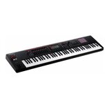 Černý digitální klavír s bílými a černými klávesami. Na levé straně je bílé logo Roland a nápis FANTOM 07. Horní panel obsahuje displej, několik posu…