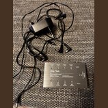 Kovová napájecí jednotka s nápisy „Harley Benton“, „PowerPlant ISO-1 Pro“ a „ISOLATED OUTPUT POWER SUPPLY“. Zařízení má osm výstupů s označením „9V 5…