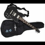 Černá elektrická kytara s dvěma humbuckery a černým popruhkem. Kytara leží na černém softcasu, který má bílý nápis Gear4music a dvě modré vyšívané že…