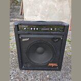 Černý basový kombo zesilovač s látkovým potahem a kovovou mřížkou reproduktoru. Na horním ovládacím panelu je nápis BA150 BASS AMP a v pravé dolní čá…