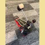 Červený basový pedál s černými doplňky a kovovými součástmi. Na černé části je bílý nápis „Snaare“ a menší text „740 Drum Pedal“. Pedál vykazuje mírn…